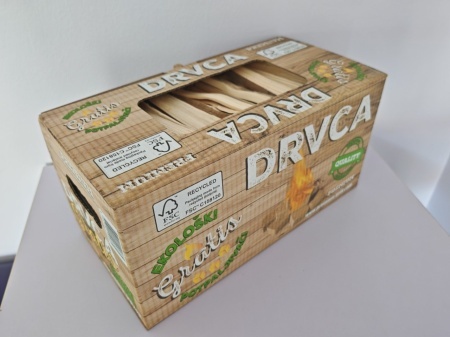 Suva sečena drvca za potpalu vatre sa potpaljivačem