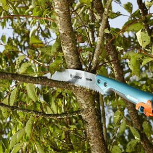 Sečenje visokih grana testerom sa kukom 300 P Combisystem GARDENA