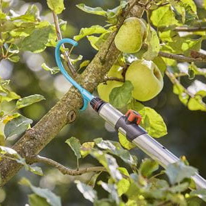 Povijanje grana pomoću udice na kuki Gardena Combisystem