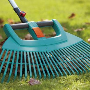 Čišćenje lišća pomoću lepezastih grablji Combisystem GARDENA