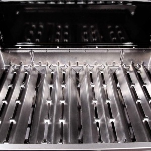 Baron 420 Broil King rostilj ima inox ploče iznad gorionika
