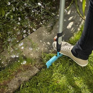 Opsecanje ivica travnjaka pomoću trimera za ivice travnjaka Combisystem GARDENA