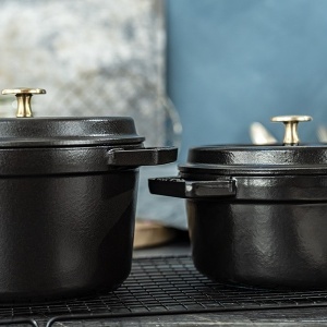 Staub Cocotte crne gusane šerpe duboka i plitka