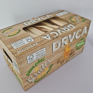 Suva sečena drvca za potpalu vatre sa potpaljivačem