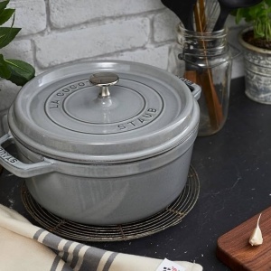 STAUB okrugla gusana posuda Cocotte 24cm - siva boja  - Img 4