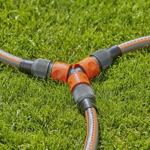 Istovremeno zalivanje bašte sa tri različita baštenska creva