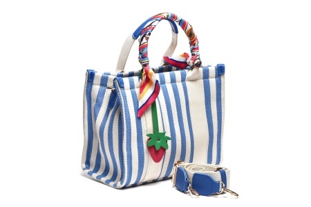 T012639BLU – Plava mini tekstilna torba na prugice sa maramom i jagodica priveskom - Img 2