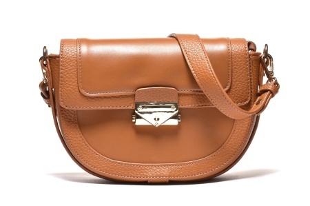 T012559CAM – Camel polukružna crossbody torbica sa metalnom kopčom