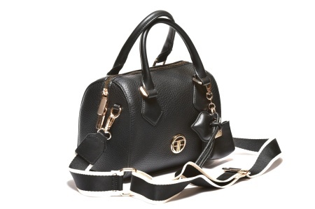 T012570BLK – Crna elegantna box torba sa ukrasnim privešcima - Img 2