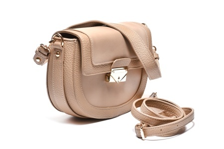 T012559TAP – Bež polukružna crossbody torbica sa metalnom kopčom - Img 2