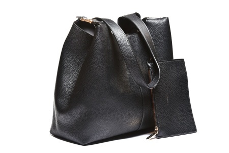T012603BLK - Crna moderna ženska torba sa metalnim detaljem - Img 2