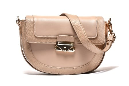 T012559TAP – Bež polukružna crossbody torbica sa metalnom kopčom