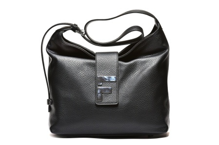 T012562BLK – Crna hobo torba za rame sa metalnim detaljem