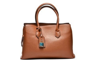 T012670CAM - Camel elegantna torba sa ukrasnim priveskom