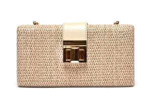 T032665BEI – Bež pletena rafija clutch torbica sa metalnim detaljem