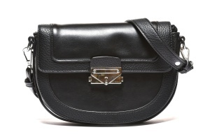 T012559BLK – Crna polukružna crossbody torbica sa metalnom kopčom