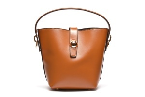 T012621CAM - Camel torba čvrste forme u modernom dizajnu