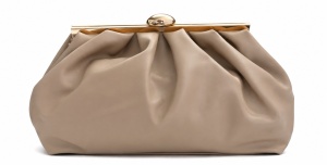 T012633BEI-PU – Bež eko koža mekana clutch torba sa metalnim ukrasom