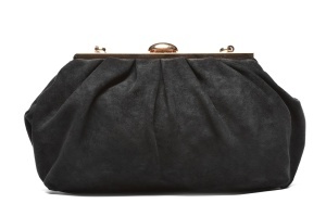 T012633BLK – Crna mekana velur clutch torba sa metalnim ukrasom