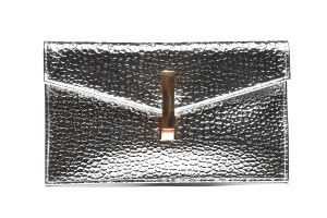 T022655SLV – Srebrna ženska pismo večernja torbica sa metalik teksturom i elegantnom kopčom