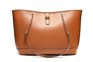 T012600CAM – Camel elegantna shopper torba sa dekorativnim lancem