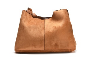 T012630CAM – Camel velur ceger torba sa metalnim ukrasom