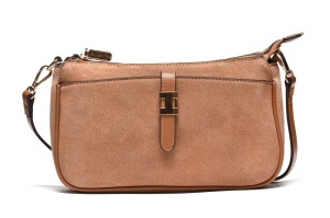 T012683CAM - Camel elegantna torbica sa dekorativnom metalnom kopčom