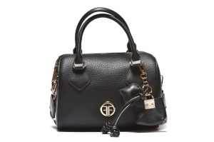 T012570BLK – Crna elegantna box torba sa ukrasnim privešcima