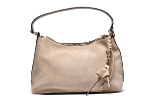 T012680TAP - Taupe torba mekane forme sa efektnim priveskom