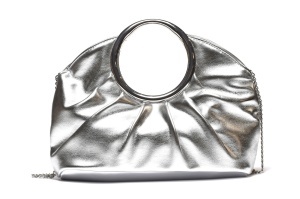 T032667SLV - Srebrna clutch torba morednog dizajna sa metalnom ručkom