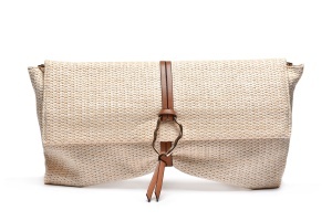 T012644BEI – Bež letnja rafija clutch torba