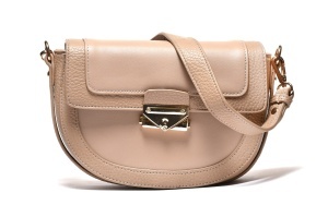 T012559TAP – Bež polukružna crossbody torbica sa metalnom kopčom