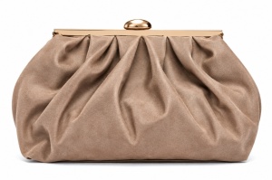 T012633TAP – Taupe mekana velur clutch torba sa metalnim ukrasom