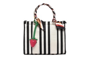 T012639BLK – Crna mini tekstilna torba na prugice sa maramom i jagodica priveskom