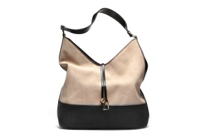 T012677TAP - Taupe torba kombinovane teksture sa ukrasnim priveskom