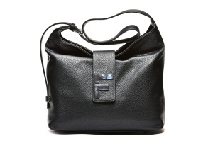 T012562BLK – Crna hobo torba za rame sa metalnim detaljem