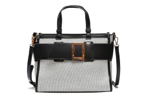 T012634BLK – Crna elegantna torba kockaste forme sa ukrasnom metalnom šnalom