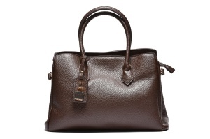 T012670COF - Coffee elegantna torba sa ukrasnim priveskom