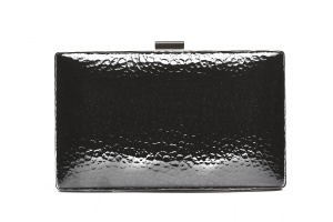 T022654BLK – Crna ženska večernja torbica sa metalik teksturom