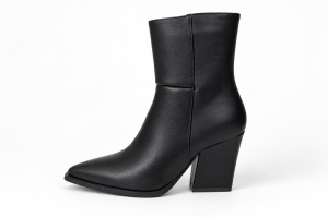 LH562604BLK - ŽENSKE KRATKE KAUBOJKE SA ŠPICASTIM VRHOM I ELEGANTNOM PETOM