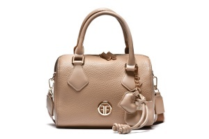 T012570TAP – Bež elegantna box torba sa ukrasnim privešcima