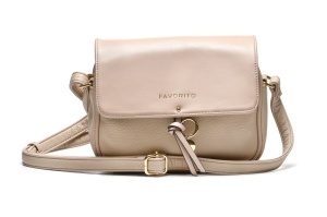 T012616BEI – Bež crossbody torba sa preklopom i metalnim detaljem