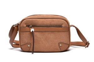 T012682CAM - Camel torbica za rame sa ukrasnim metalnim detaljima