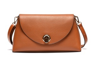 T012605CAM – Camel mini crossbody torba sa preklopom