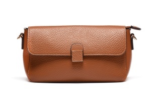 T012614CAM – Camel elegantna torba sa preklopom i ukrasnim lancem