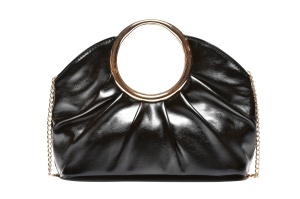 T032667BLK – Crna clutch torba morednog dizajna sa metalnom ručkom