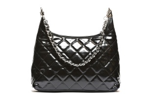 T052586BLK – Crna elegantna lak torba sa lancem