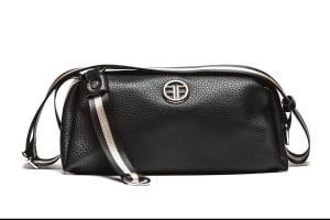 T012617BLK – Crna mekana crossbody torba sa rajsferšlusom