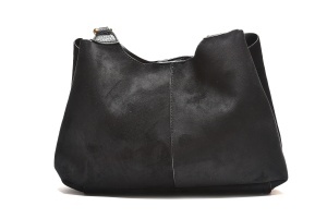 T012630BLK – Crna velur ceger torba sa metalnim ukrasom