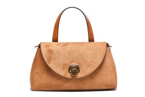 T012632CAM – Camel velur torba sa preklopom i metalnom kopčom